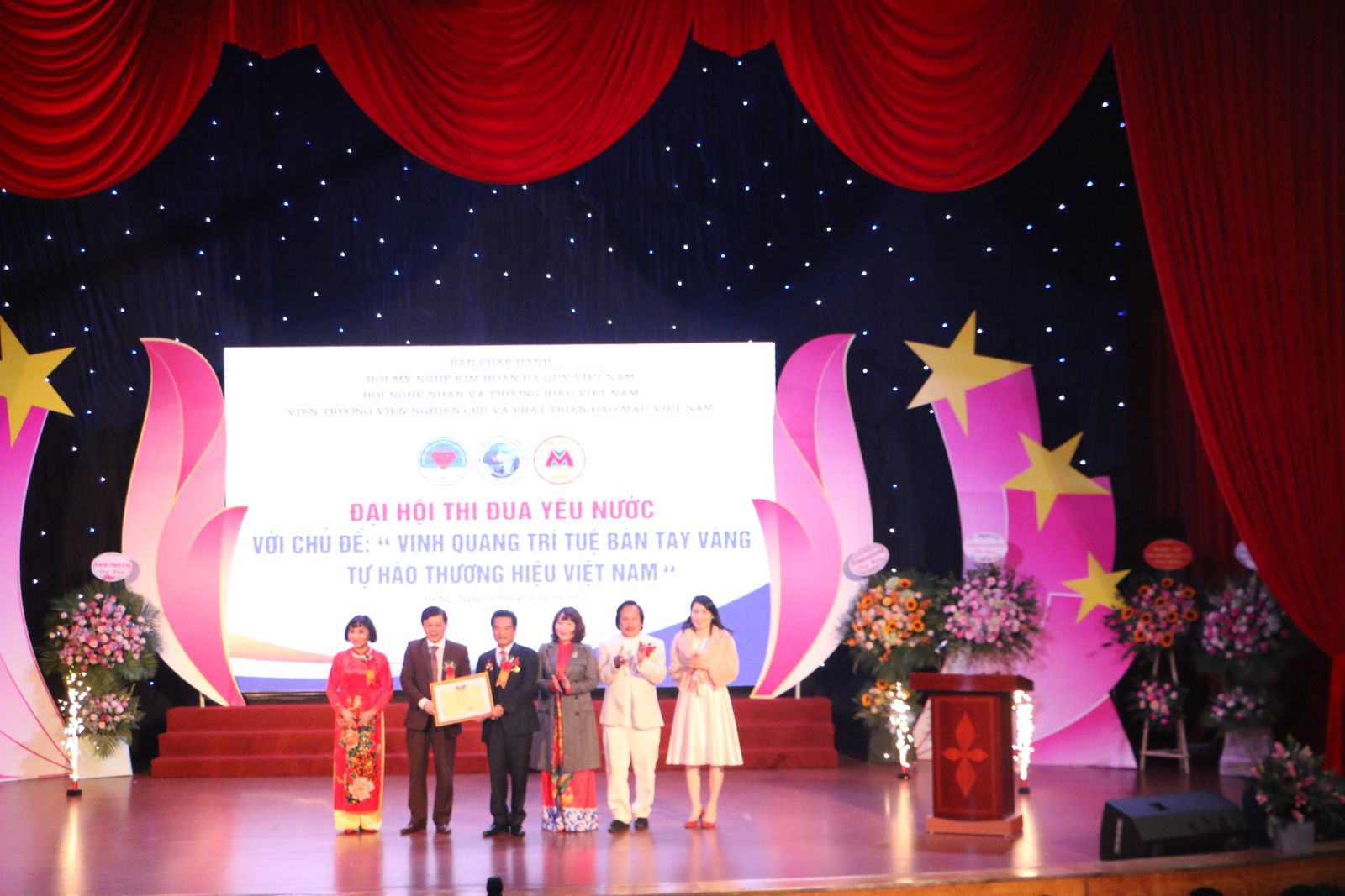 Đại hội thi đua yêu nước với chủ đề Vinh quang trí tuệ Bàn tay vàng-Tự hào thương hiệu Việt Nam thành công tốt đẹp